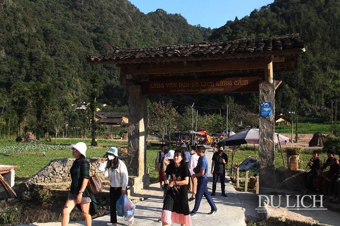 Du khách tham quan làng văn hóa du lịch Lũng Cẩm, Đồng Văn